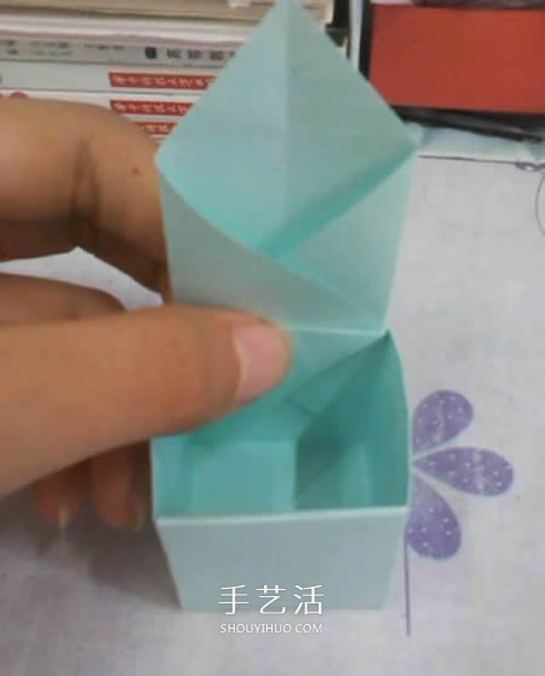 The folding method of the square packaging box with lid also includes the bow tie on the lid