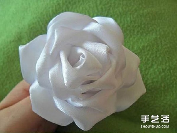 How to fold a ribbon rose and an illustration of how to make a wide ribbon rose