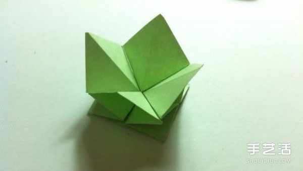 A piece of paper to fold a four-leaf clover, an illustration of the steps to fold a creative four-leaf clover