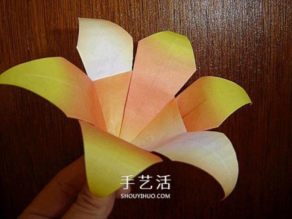 A piece of paper to fold a lily, a simple and beautiful lily origami