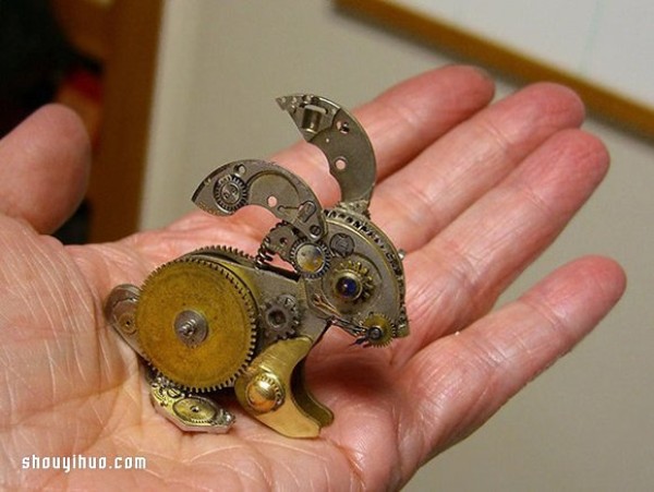 Renovate the memories of the past, take apart the old watch and DIY a palm pet