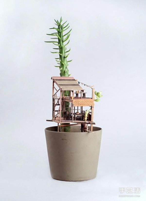 The picture of the mini tree house model builds a small world on the potted plant