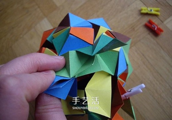 The steps of folding a paper ball and the picture of the detailed steps of origami balls