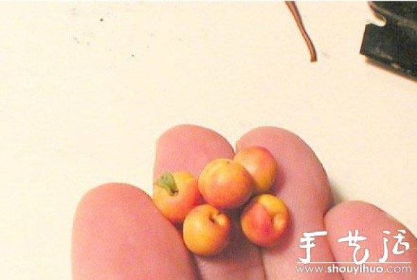 Tutorial on making miniature peaches from clay