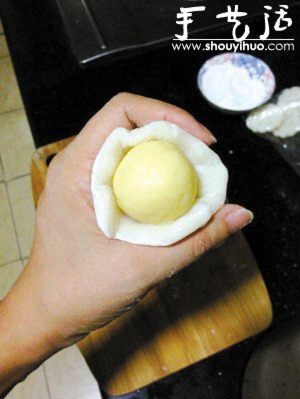 How to make snow-skin and custard mooncakes