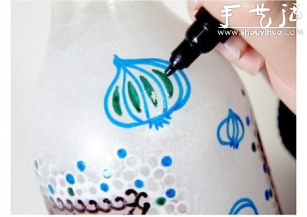 Beautiful hand-painted glass bottle DIY tutorial