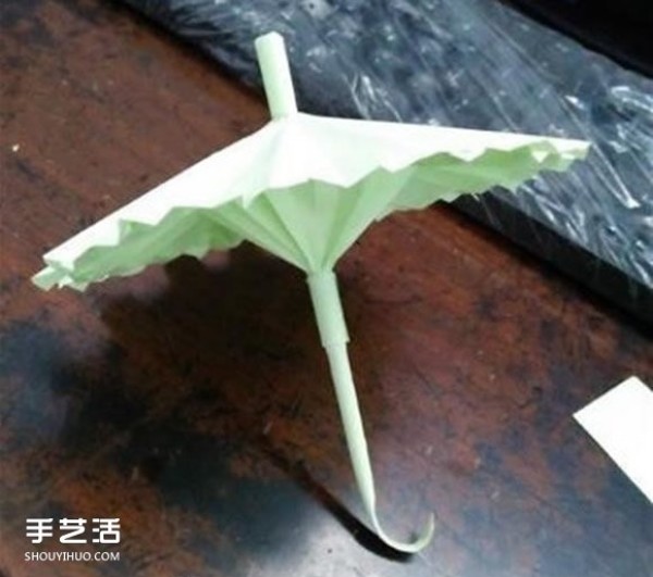 The folding method of a small three-dimensional umbrella illustrates how to make a paper umbrella for children