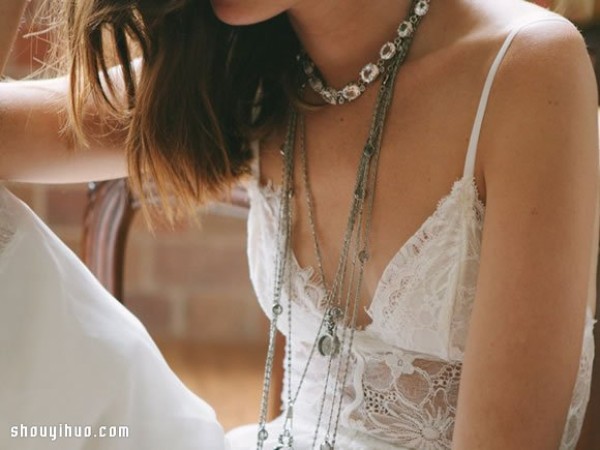 Her love affair with lace: beautiful and romantic brand wedding dresses