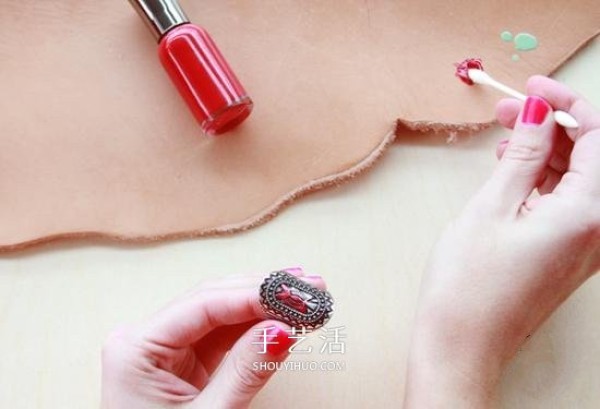 A simple makeover of nail polish makes metal rings have beautiful colors