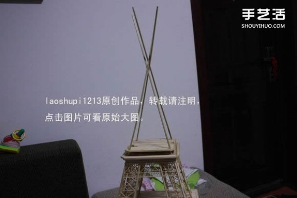 A detailed illustrated tutorial on making a model of the Eiffel Tower using chopsticks and bamboo skewers