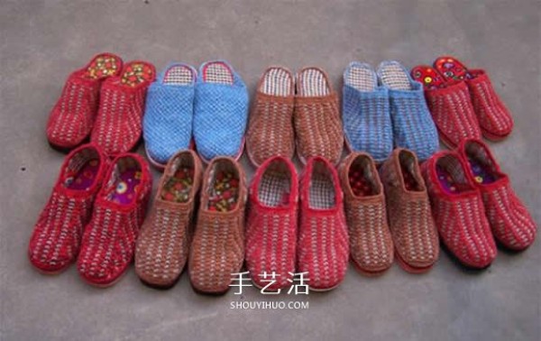 Step-by-step diagram of knitting slippers with stick stitches and illustrations of the knitting method of woolen slippers