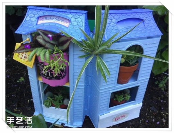 The "bakery" flowerpot stand in the garden transformed by handmade old toys