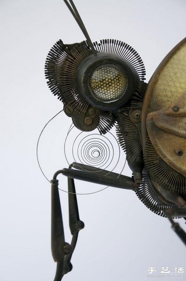 Exquisite animal models made from scrap metal gadgets