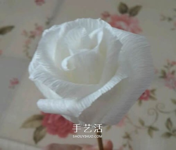 The process of making roses from crepe paper and how to make simple crepe paper roses