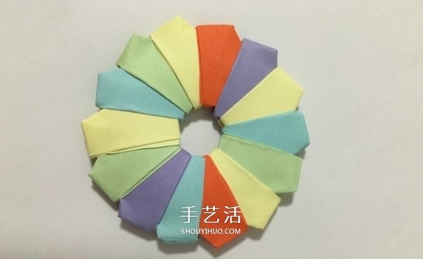 Illustrations of how to fold rainbow lollipops and how to make origami lollipops for children