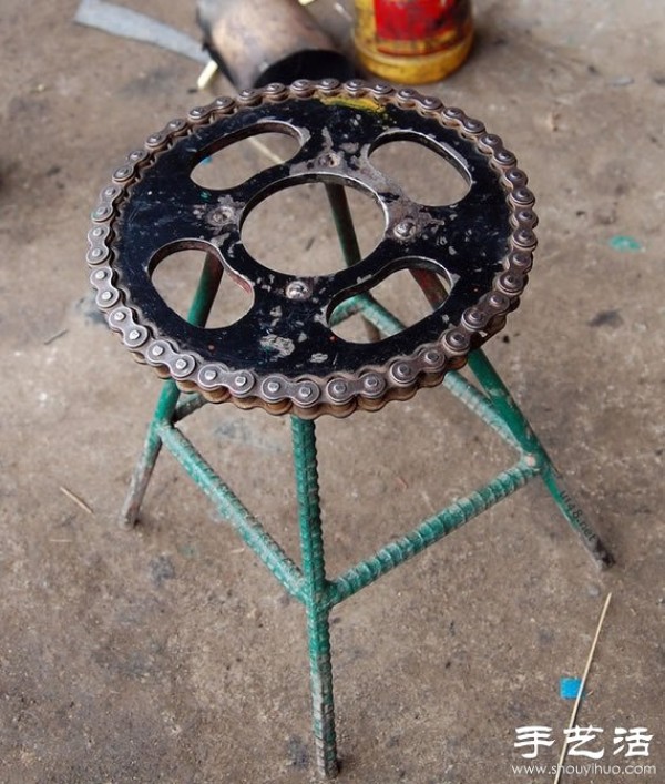 Abandoned bicycles turned into treasures, handmade DIY household products