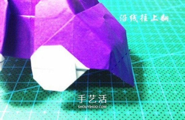 Illustration of how to fold a three-dimensional car, how to fold a hand-made origami car