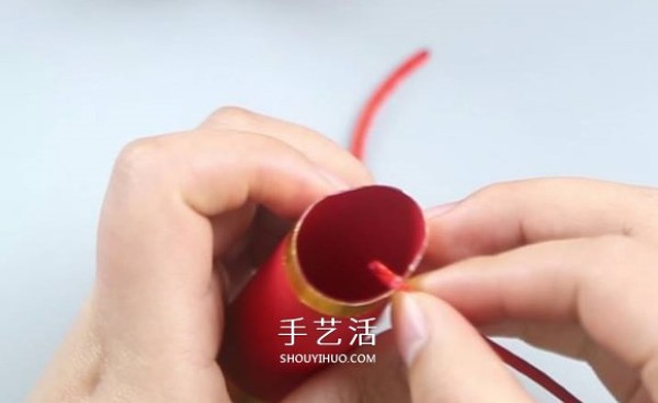 How to make a string of firecrackers from cardboard for decoration