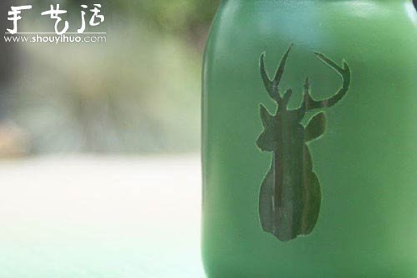 DIY creative works of painting bottles and cans