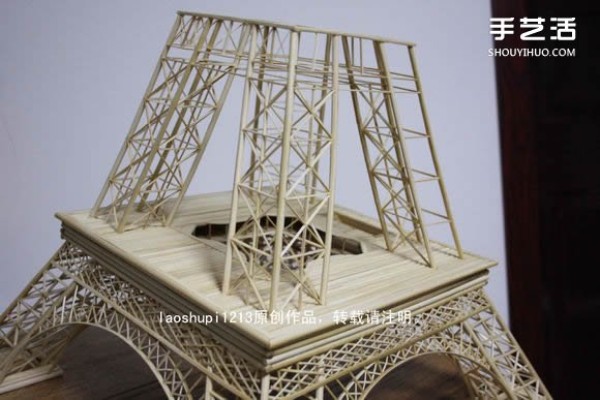 A detailed illustrated tutorial on making a model of the Eiffel Tower using chopsticks and bamboo skewers