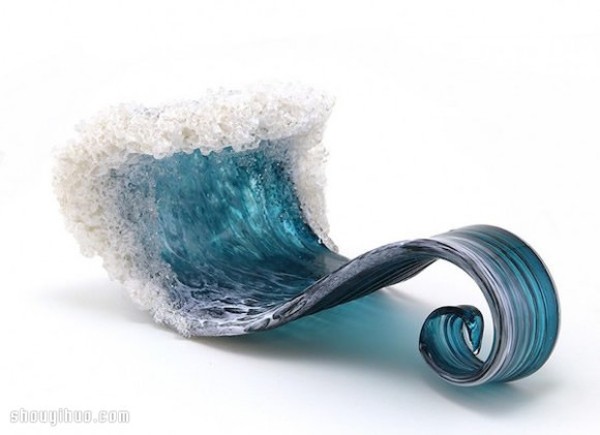 Magnificent glass sculpture vase brings the stormy waves into the living room! 