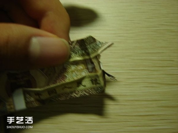 Paper money origami camera illustration and a detailed explanation of how to fold a dollar bill into a camera