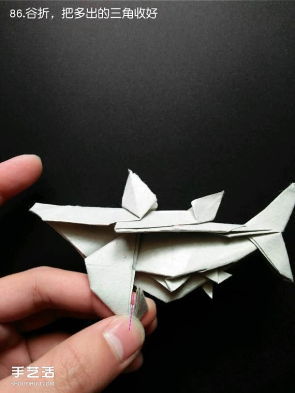 Super complex origami shark illustration, detailed steps for folding a three-dimensional shark