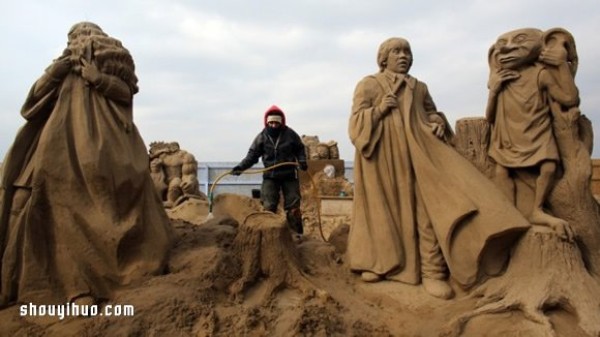 Hollywood movie themed sand sculptures to feel the artistic charm of sand