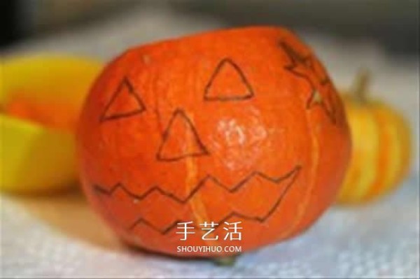 How to make a pumpkin lantern for Halloween using pumpkinsHow to make a pumpkin lantern