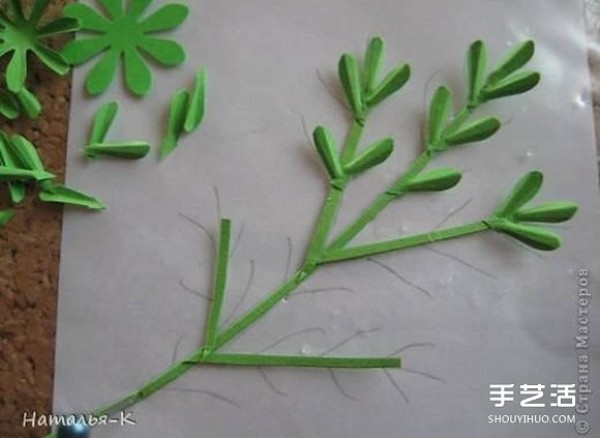 Illustrations of how to make handmade chrysanthemums and how to make cardboard chrysanthemums