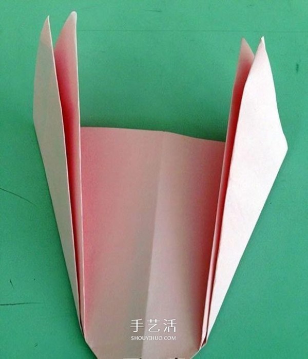 How to fold a cow and sheep head. Illustration of how to make an origami cow and sheep head for children.