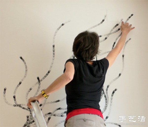 Fingers draw exquisite murals