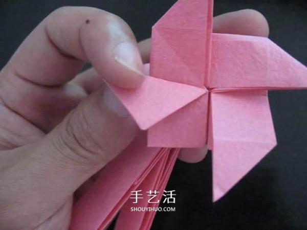 Giving a small gift to your first love! Illustration of how to fold an origami rose ring