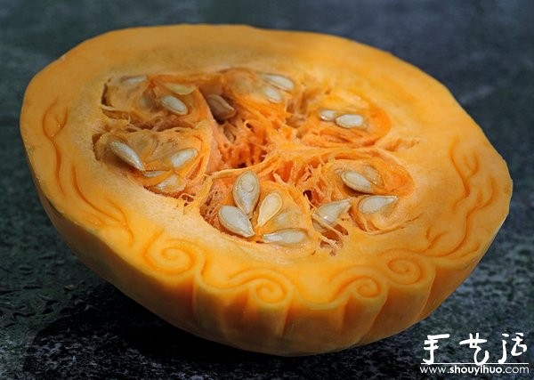 Creative works of fruit and vegetable carvings