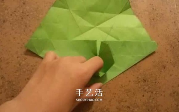 How to fold beautiful paper flowers, step-by-step illustration of hand-made origami six-pointed star flower