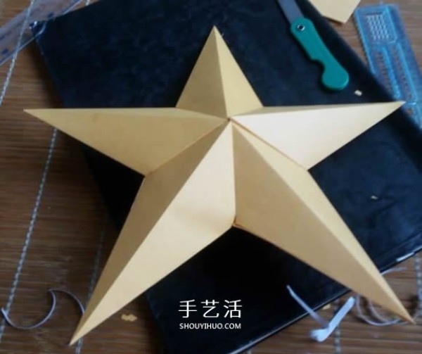 How to use cardboard to make a three-dimensional five-pointed star. Illustration of the folding method