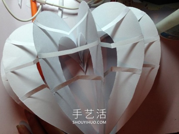 Illustration of how to make hand-made three-dimensional heart-shaped cards from cardboard