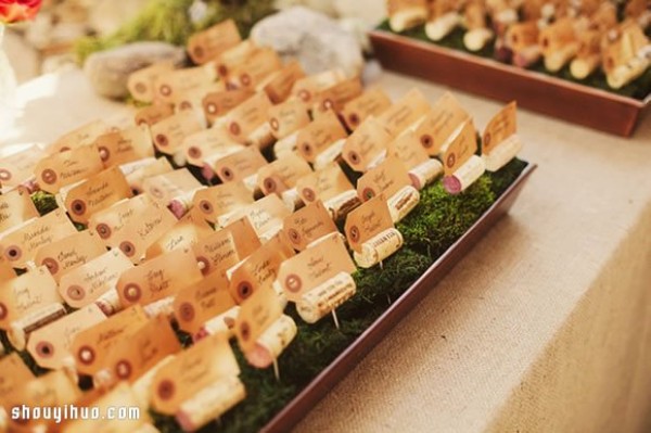 Wine bottles and corks turned waste into treasure DIY wedding trinkets