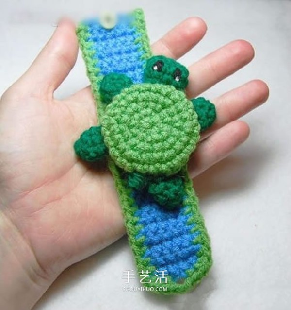 Winter Warm Turtle Bracelet Knitting Method Crochet Cartoon Bracelet Illustration