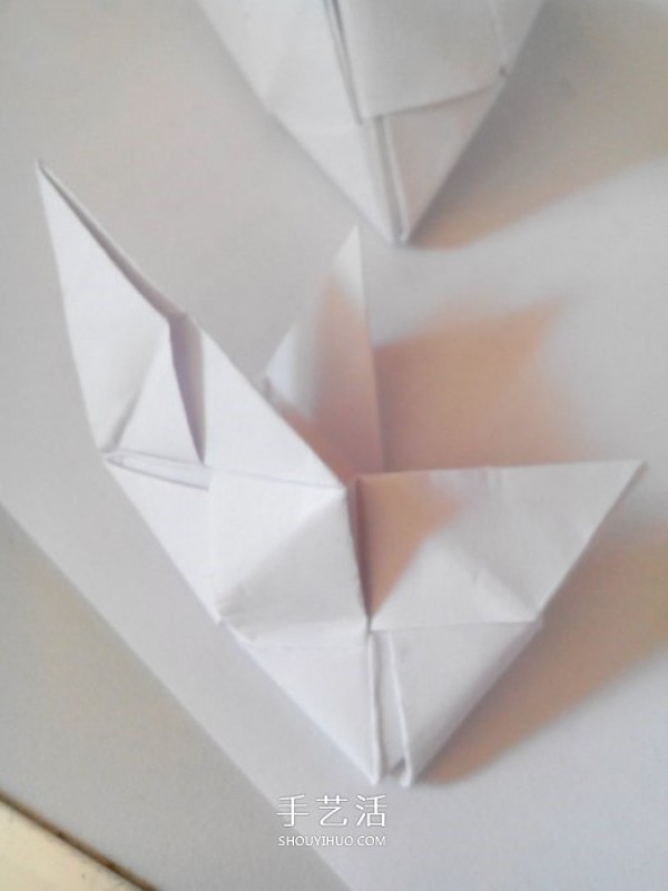 Illustration of folding a multi-faceted cube, step-by-step diagram of origami cube