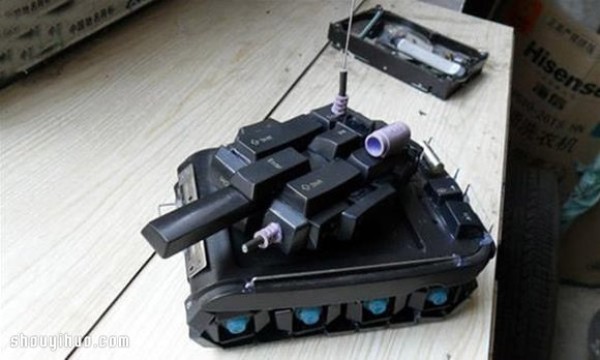 Illustrated tutorial on using discarded keyboard waste to DIY a tank model