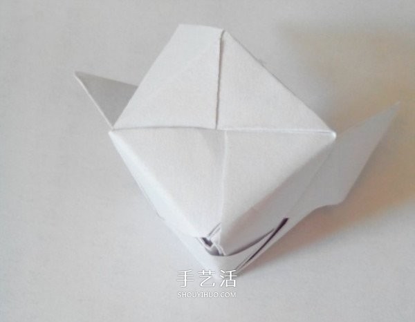 Illustration of folding a polyhedral cube, step-by-step diagram of origami cube