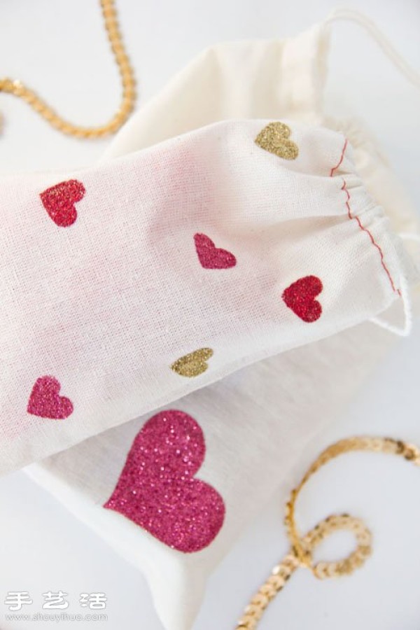 Renovation of old items: Creative DIY shiny heart-shaped patterns for storage bags