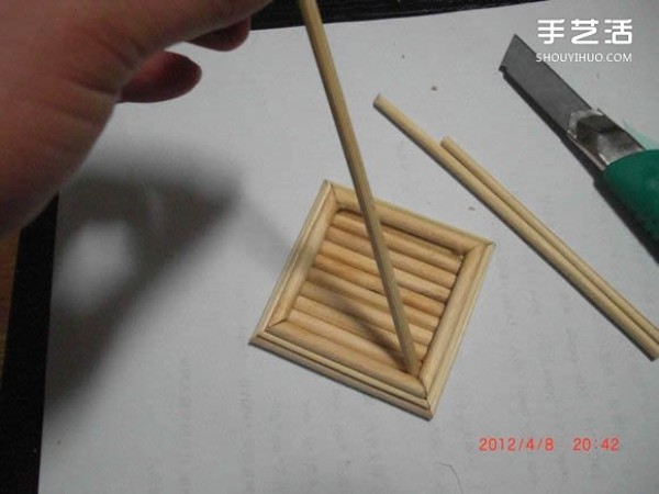 A detailed illustrated tutorial on making a model of the Eiffel Tower using chopsticks and bamboo skewers