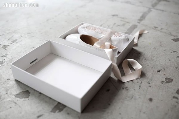 Smart ballet shoes with electronic device