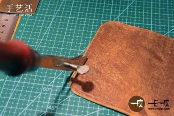 Handmade leather key bag making tutorial DIY key bag tutorial illustration