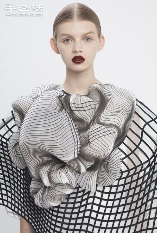 Clothes intertwined with 3D lines give you a new visual experience