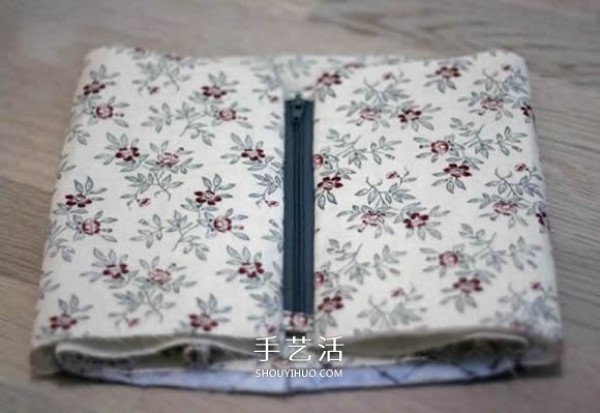 How to make your own square cosmetic bag, how to make a cosmetic bag" border="0" width="580" height="332" src="https://img.111diy.com/timthumb.php?src=/d/file/20220112/s3t3sybz5if.jpg" /></p>
<p>Turn over to the front to see the zipper effect. </p>
<p align="center"><img alt="How to make your own square cosmetic bag Handmade cosmetic bag making tutorial"  alt=