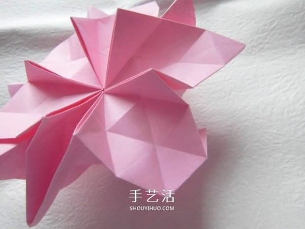 Illustration of how to fold a beautiful straw hat. Steps to make an origami flower straw hat.