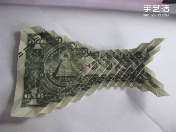 How to fold U.S. dollars into carp with illustrations" border="0" width="580" height="435" src="https://img.111diy.com/d/file/20220112/mejifoybebp.jpg" /></p>
<p>Body folded</p>
<p align="center"><img alt="How to make origami dollar carp. Illustration of how to make origami dollar carp."  alt=